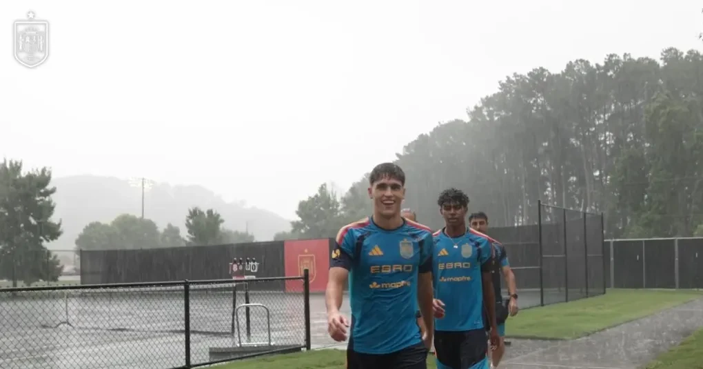 Vista externa do estádio na Filadélfia com chuva e nuvens carregadas