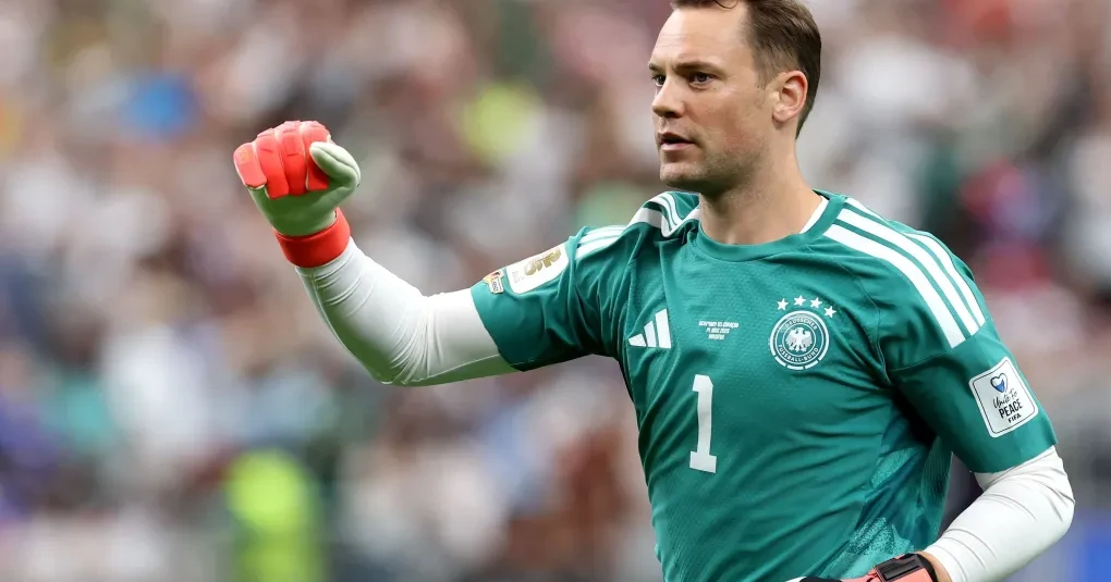 Manuel Neuer em coletiva de imprensa vestindo traje do Bayern de Munique