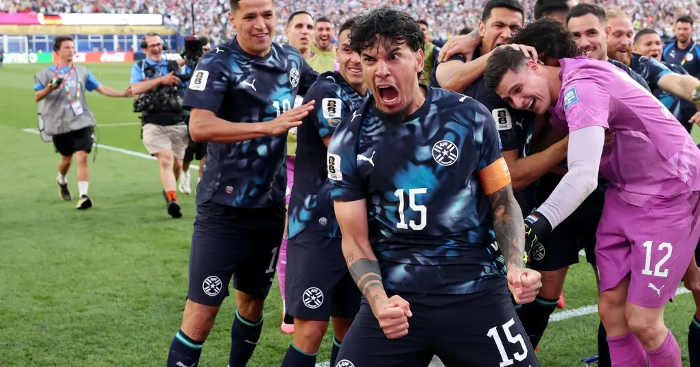 Goleiro Orlando Gill defendendo pênalti e comemorando durante disputa de penalidades