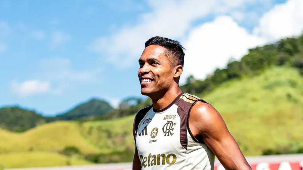 Alex Sandro deve renovar com o Flamengo após retorno da Copa