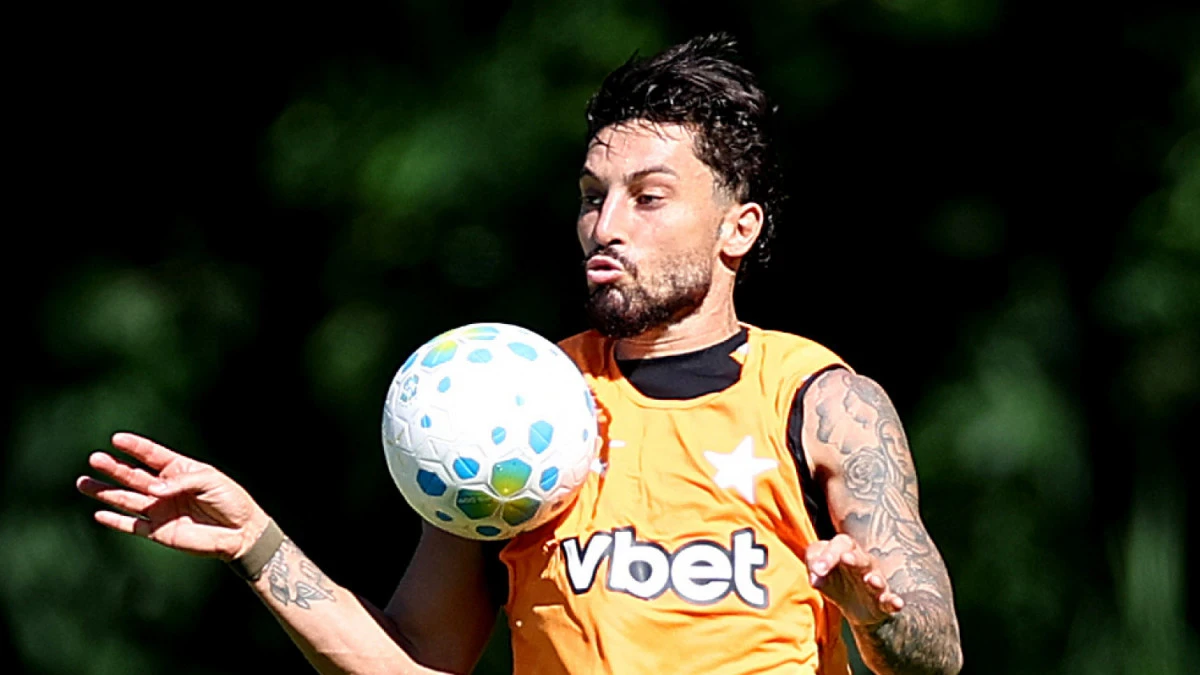 Alex Telles em treino do Botafogo no centro de treinamento, vestindo roupa de treino e correndo