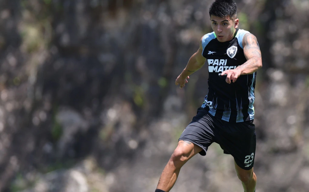 Thiago Almada com a camisa branca do Botafogo em ação no estádio