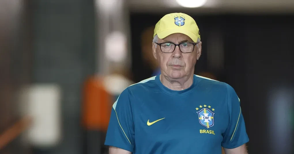 Carlo Ancelotti em coletiva antes de Brasil x Japão no NRG Stadium, gesticulando ao microfone