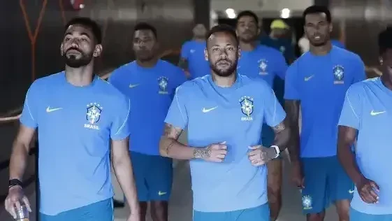Carlo Ancelotti e Neymar durante coletiva pré-jogo no NRG Stadium