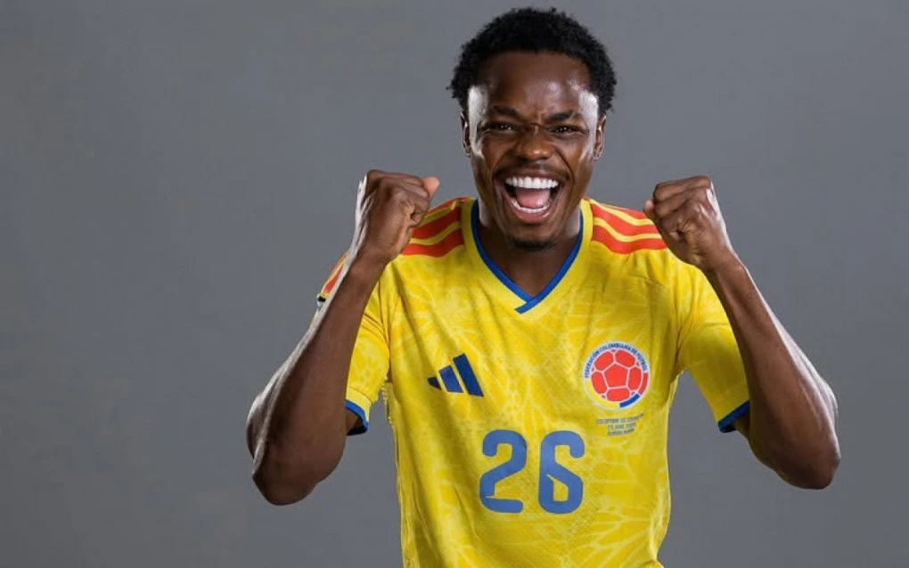 Andrés Gómez com a camisa da seleção da Colômbia após chegar ao Vasco em agosto de 2025