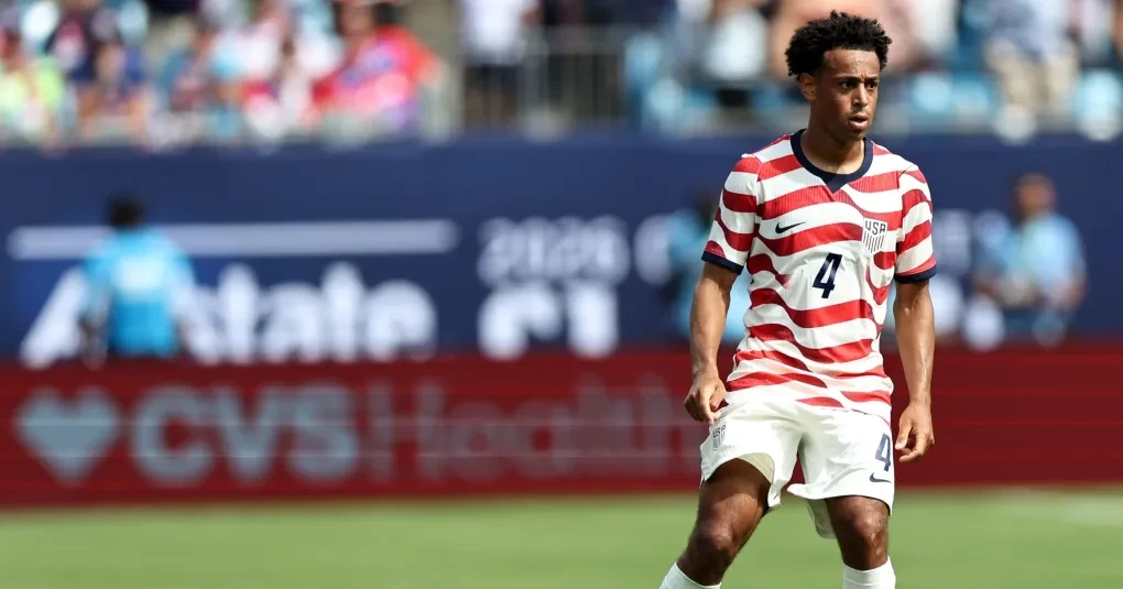 Tyler Adams comemorando no sofá do hotel após a virada do New York Knicks