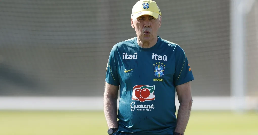 Carlo Ancelotti em entrevista, expressão concentrada e camisa social