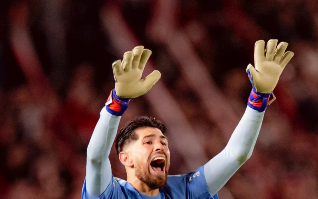 Rossi com a camisa do Flamengo em ação durante partida no Maracanã