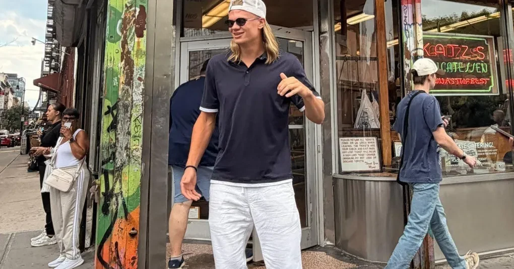 Erling Haaland caminhando por Manhattan ao lado da namorada em frente à Katz's Delicatessen