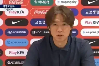 Hong Myung-Bo em coletiva após a eliminação da Coreia do Sul