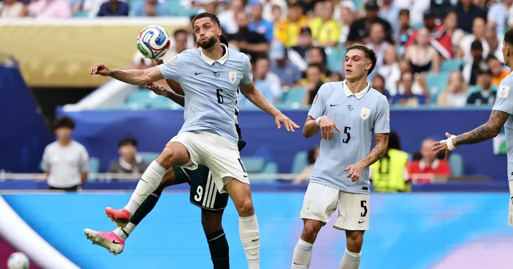 Jogadores da Arábia Saudita e do Uruguai disputam a bola no Hard Rock Stadium em Miami