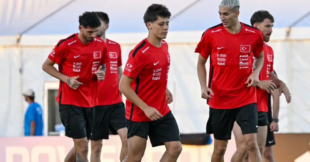 Arda Güler em treino vestido com o uniforme do Real Madrid, controlando a bola