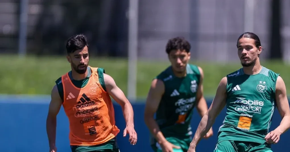 Torcedores em Lawrence com cachecóis da Argélia durante treino aberto