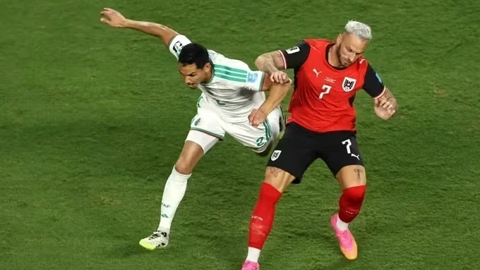 Jogadores disputando bola no Arrowhead Stadium durante Argélia x Áustria