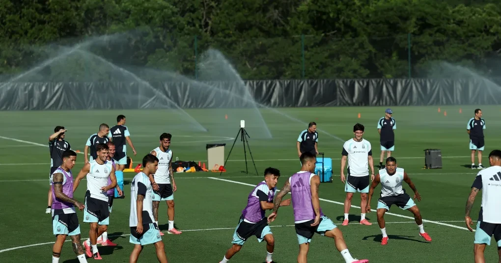 Jogadores da seleção argentina comemorando título em campo