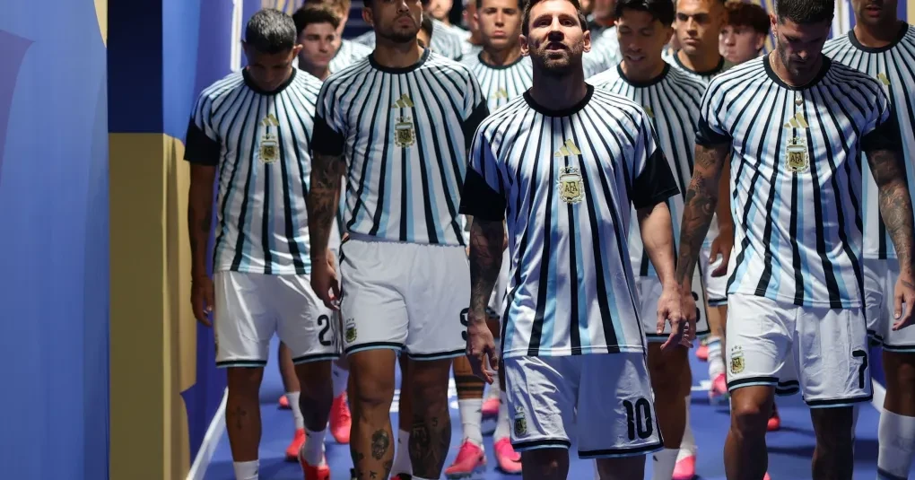 Treino da seleção argentina com jogadores e comissão técnica em campo