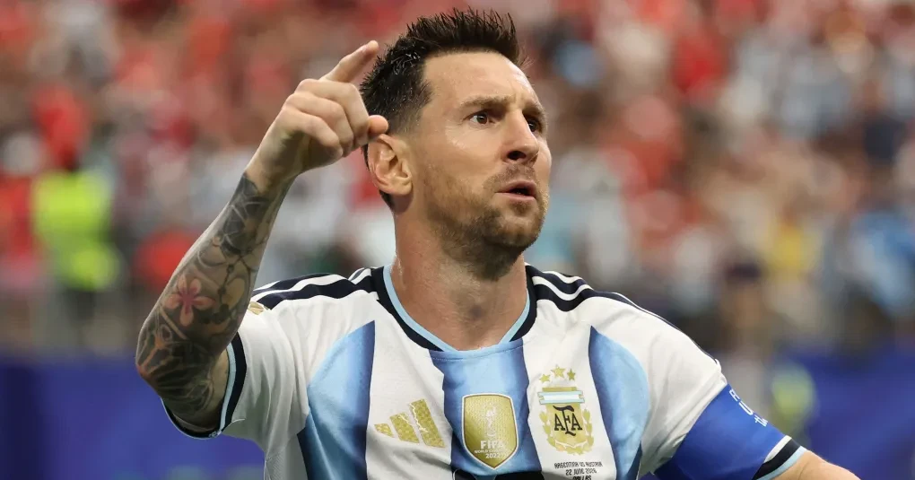 Lionel Messi comemorando um gol com a camisa da seleção argentina