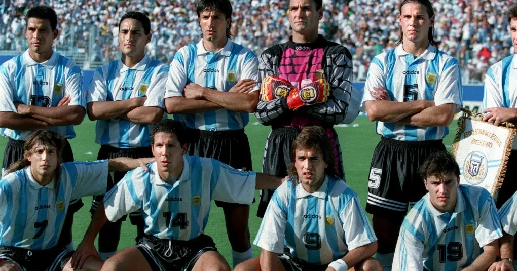 Torcida e bandeiras argentinas no Cotton Bowl em Dallas durante partida