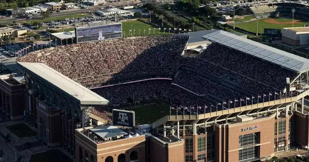 Fachada do Kyle Field e iluminação noturna antes de partida