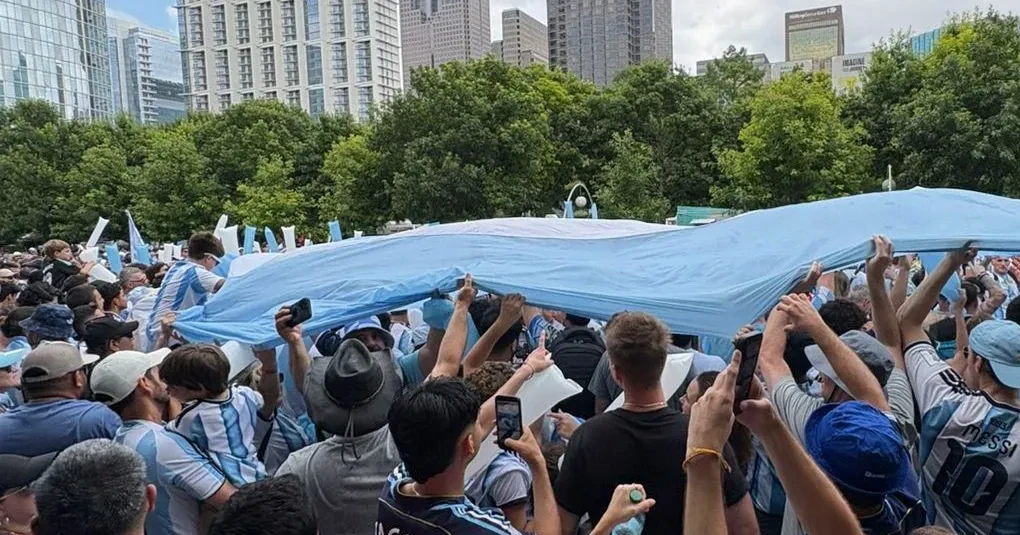 Torcida argentina com bandeiras e faixas no Klyde Warren Park, em Dallas