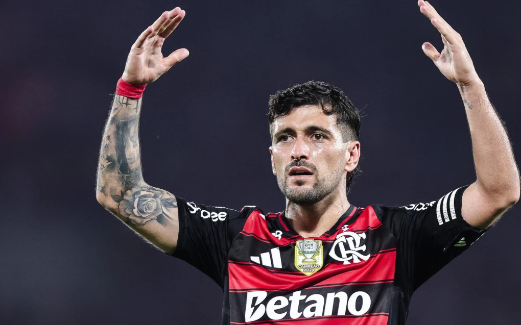 Arrascaeta comemorando com a torcida do Flamengo no Maracanã