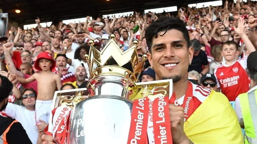 Piero Hincapié em ação com a camisa do Arsenal durante partida