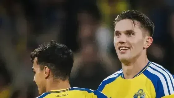 Jogadores da Suécia e da Grécia disputam bola na Strawberry Arena, Solna