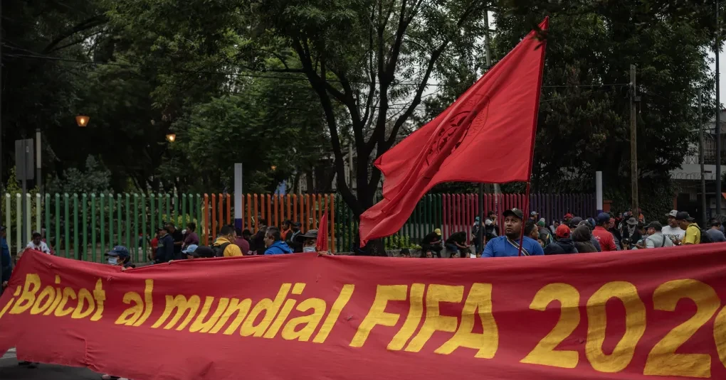 Fachada do Estádio Azteca com tapumes e trabalhadores em obras