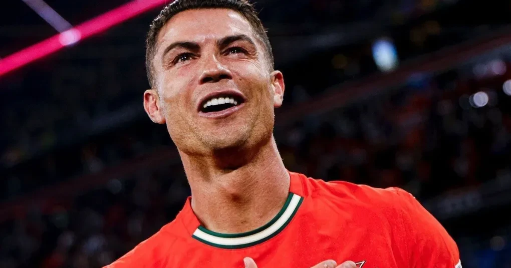 Cristiano Ronaldo segurando a camisa da seleção portuguesa em postagem nas redes sociais
