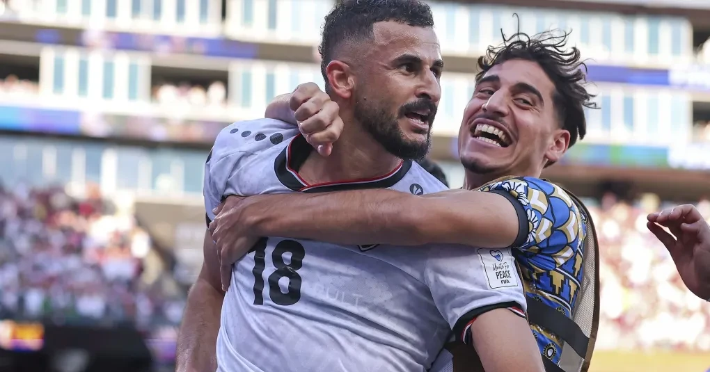 Aymen Hussein comemorando um gol com a camisa da seleção do Iraque