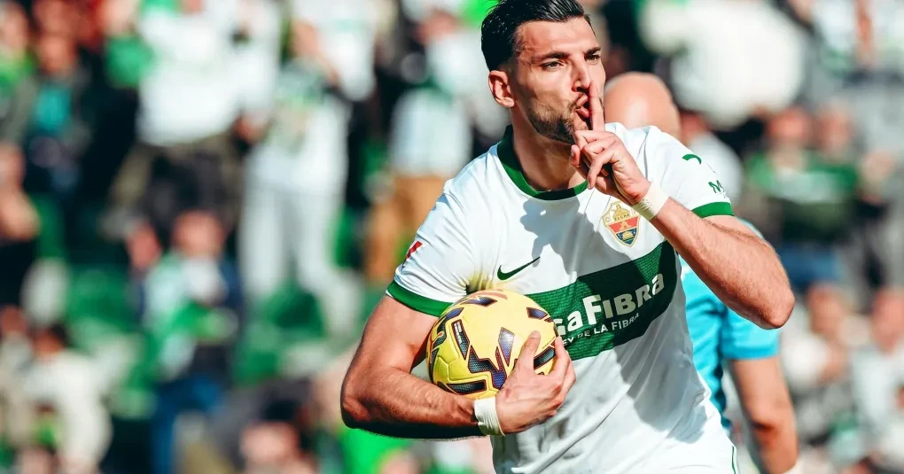 Rafa Mir em ação com a camisa do Elche em partida de futebol