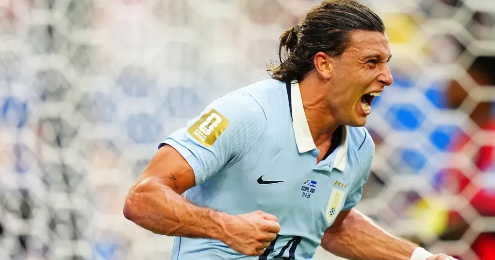 Atacante do Fluminense comemorando gol pela seleção uruguaia no Estádio de Miami