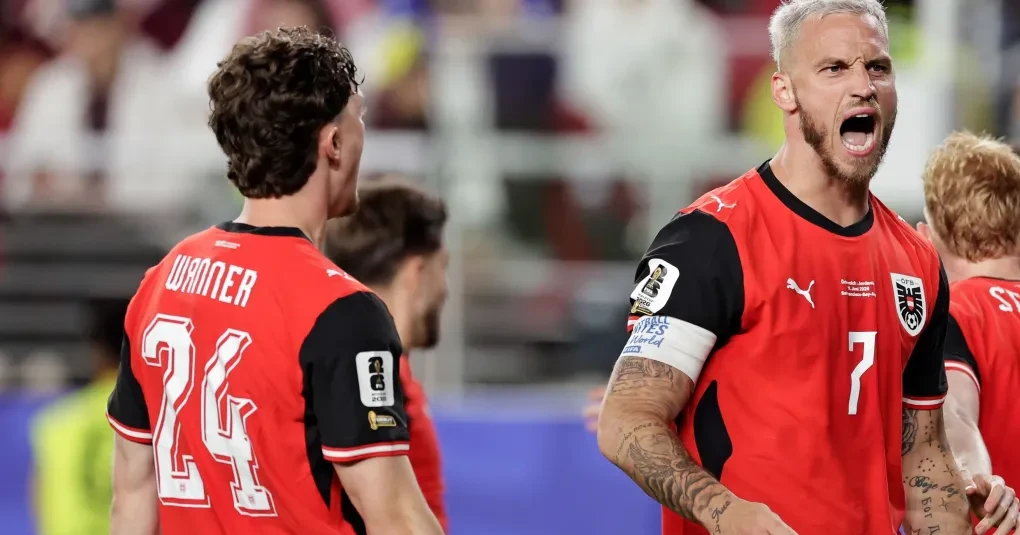 Jogadores das seleções da Áustria e Jordânia disputando bola em Santa Clara