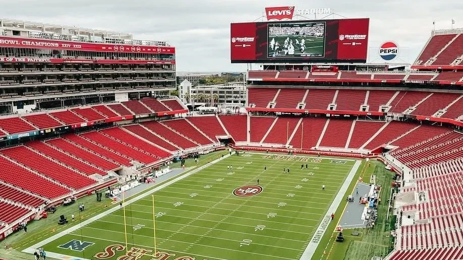 Jogadores das seleções da Áustria e da Jordânia em aquecimento no Levi's Stadium