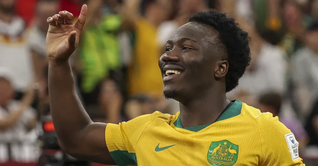Nestory Irankunda comemorando o gol com a camisa da seleção da Austrália