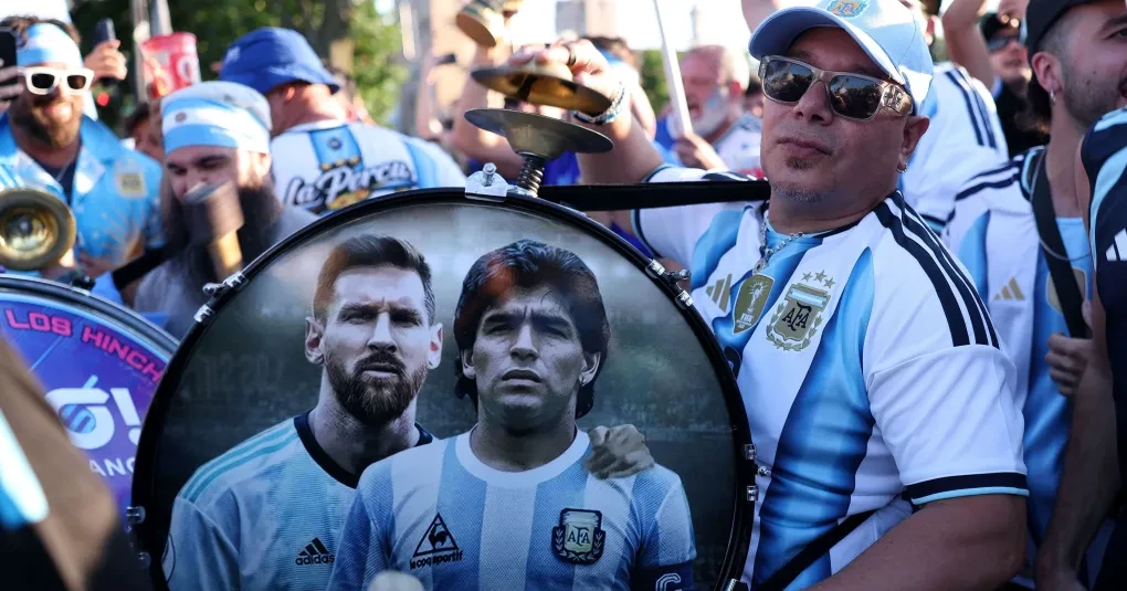 Torcedores argentinos com bandeiras e camisas reunidos no centro de Dallas