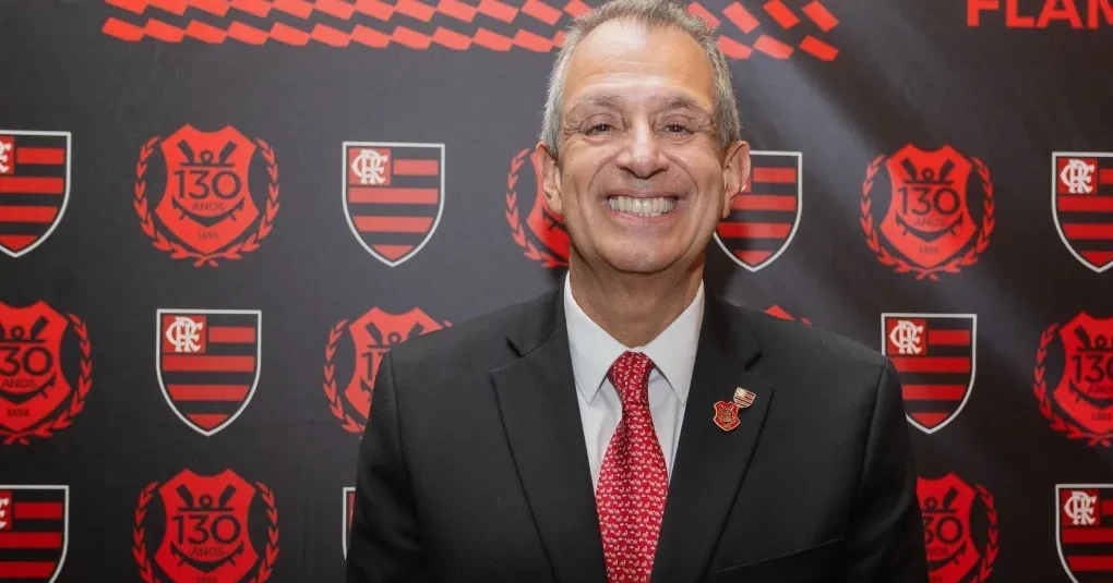 Bap, presidente do Flamengo, falando em entrevista no estúdio