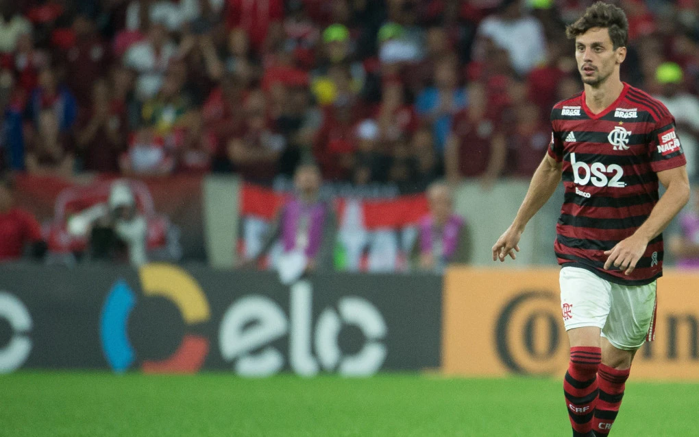 Rodrigo Caio com a camisa do Flamengo em campo no Maracanã