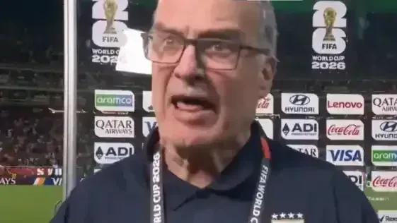 Marcelo Bielsa em coletiva com expressão séria após partida