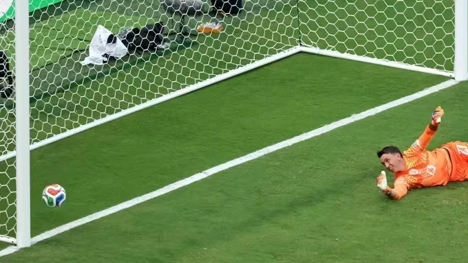 Fernando Muslera em ação durante partida da seleção uruguaia, olhando para o campo