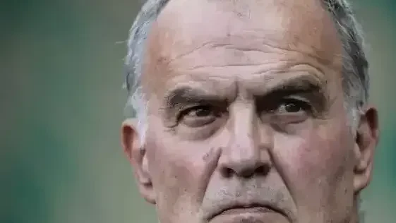 Marcelo Bielsa em coletiva, expressão séria durante passagem pela seleção uruguaia