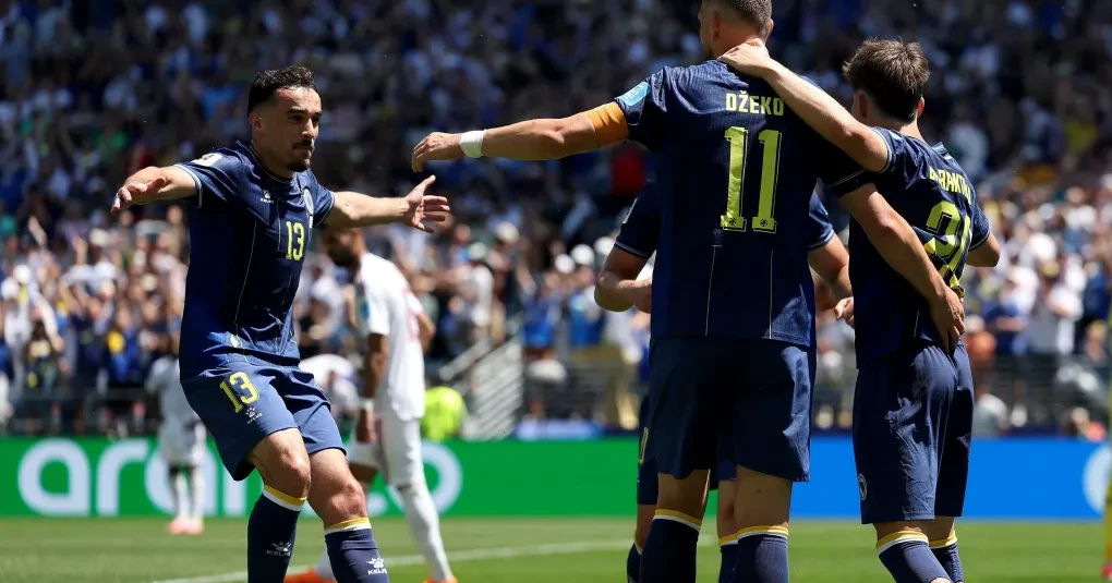 Jogadores comemoram gol da Bósnia em jogo contra o Catar no Lumen Field