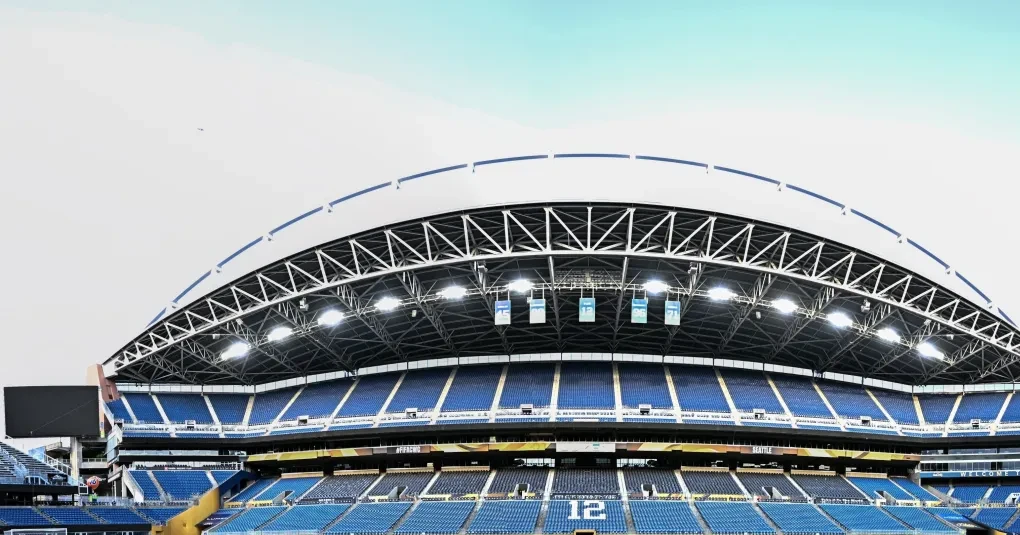 Jogadores da Bósnia e do Catar em aquecimento no Lumen Field, em Seattle
