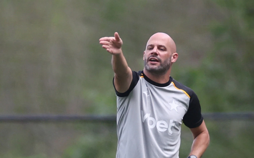 Treinador Franclim Carvalho orientando jogadores do Botafogo durante treino
