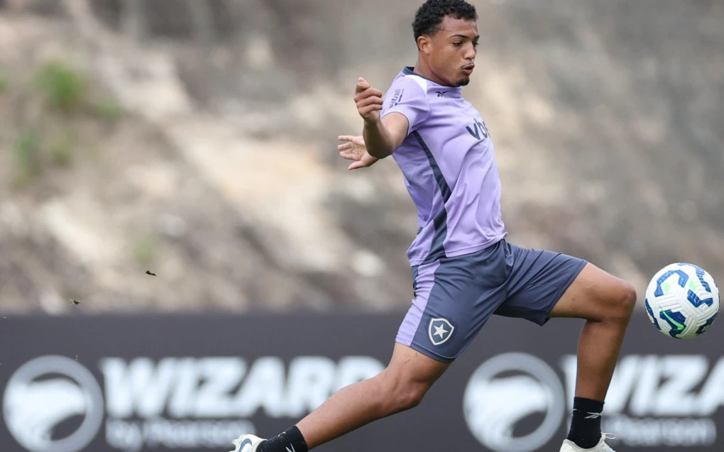 Kayke deixando o campo sem muitas oportunidades pelo Botafogo