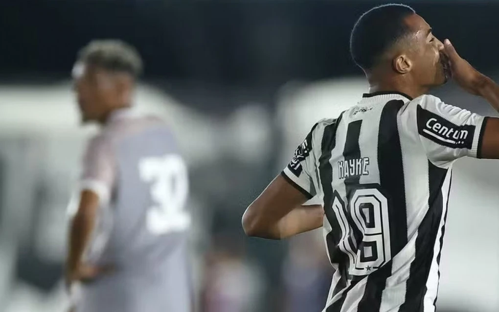 Botafogo encaminha empréstimo de atacante ao futebol japonês e negocia compra de Chris Ramos