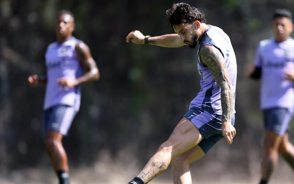 Alex Telles finalizando em treino do Botafogo no Espaço Lonier, chute a gol