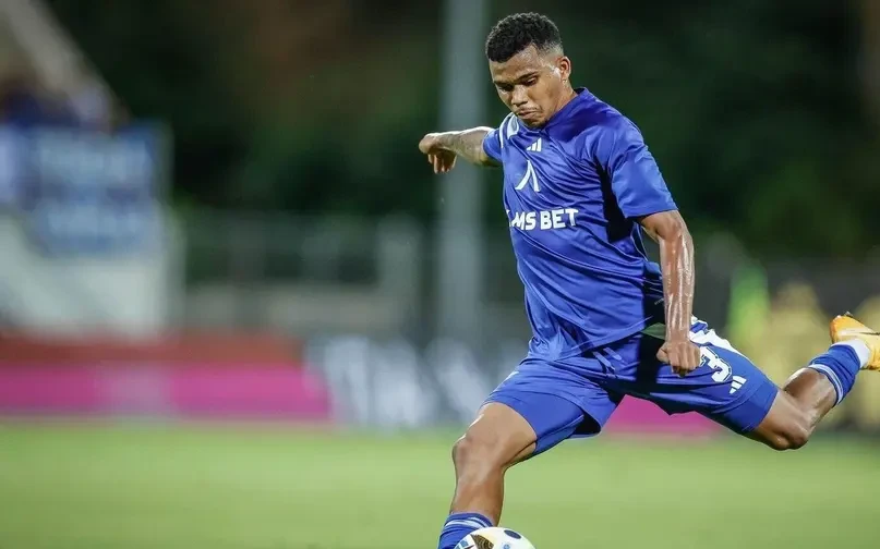 Maicon vestindo a camisa do Levski Sofia em partida pela Bulgária