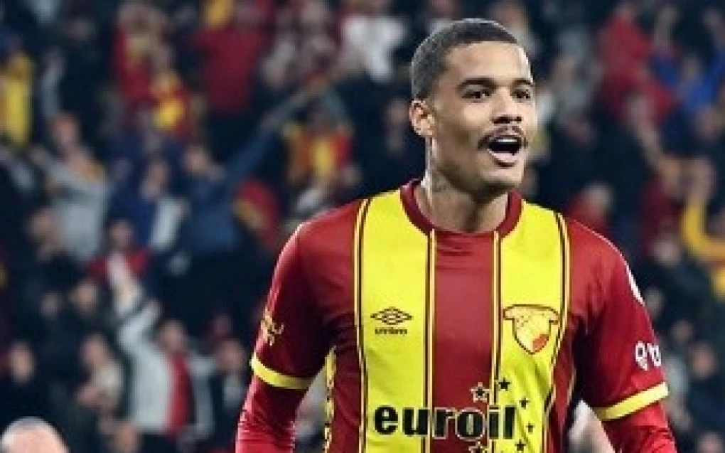 Janderson em ação com a camisa do Göztepe, driblando adversário