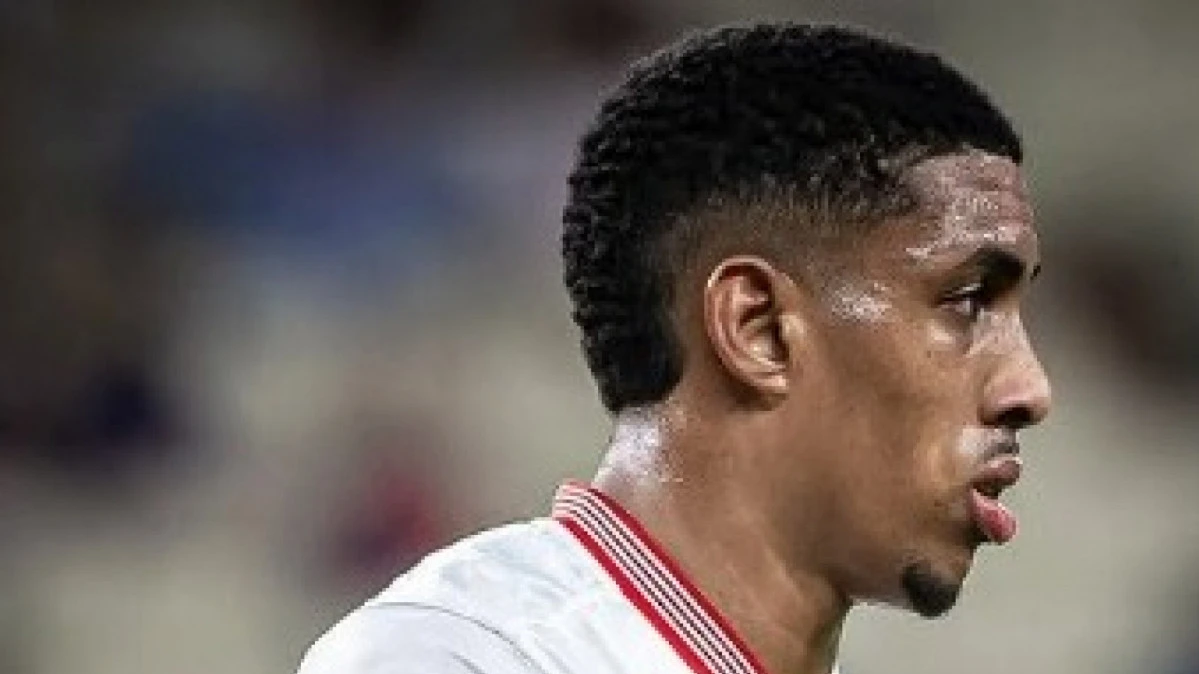 Wallace disputando bola vestindo a camisa do CRB